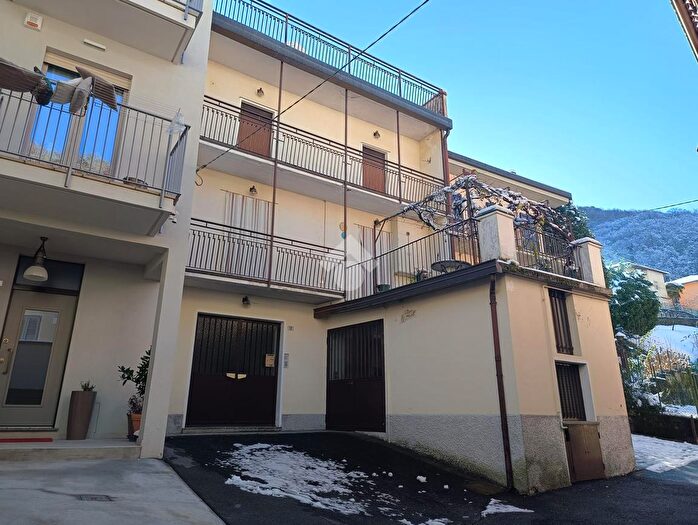 Casa con 6 locali in vendita in Via Pero, Erve