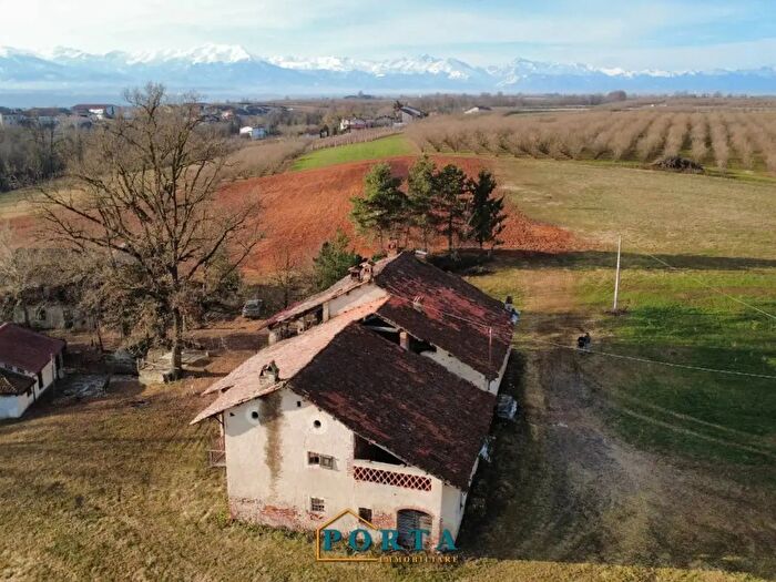 Casa con 17 locali in vendita in Strada Giovenala Snc, Carru
