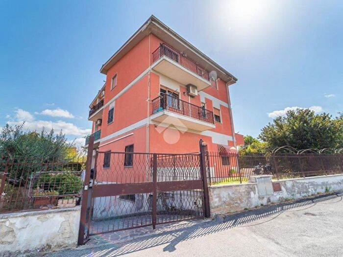 Appartamento quadrilocale in vendita in Via Pavigliana, Morena, Roma