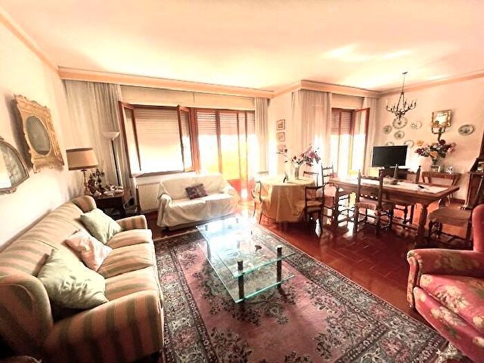 Appartamento con 9 locali in vendita in Ale Rom, Massa