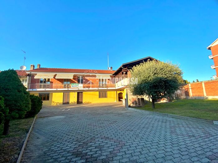 Casa con 8 locali in vendita in Via Lombardore, Volpiano