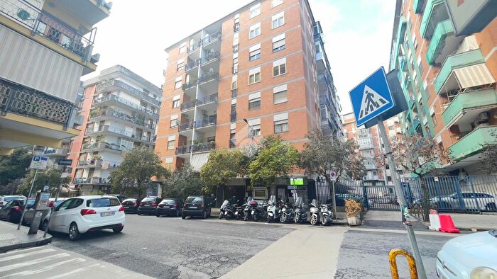Appartamento con 5 locali in affitto in Via Freud Sigmund, Napoli