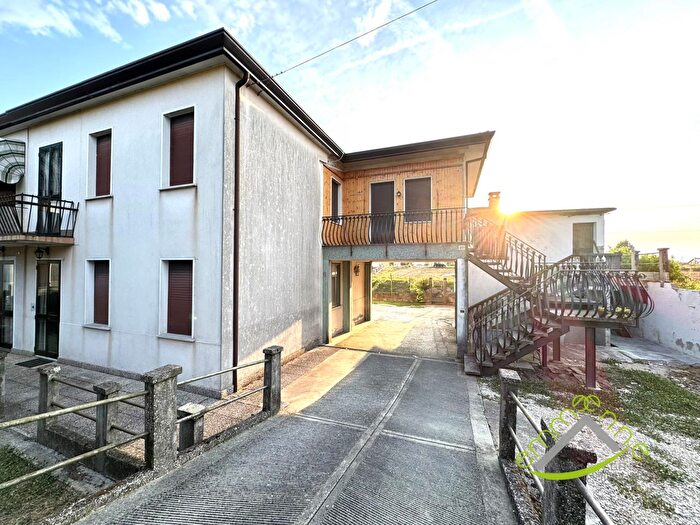 Casa con 6 locali in vendita in Via Fratelli Cervi, Campagna Lupia