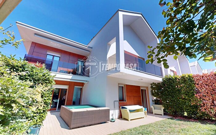 Casa con 8 locali in vendita in Via Enrico Toti Quinquies, Settimo Torinese