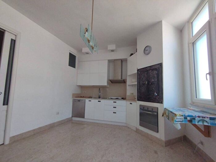 Appartamento con 6 locali in affitto in Via Alessandro Maria Calefati, Murat, Bari