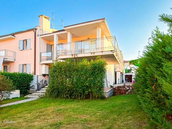 Casa con 7 locali in vendita in Camaiore