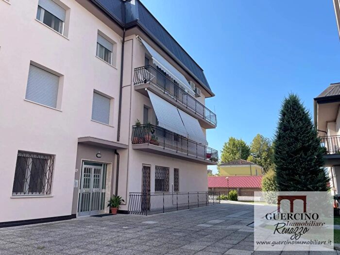 Appartamento con 6 locali in vendita in Via Antonio Pironi d Bondeno, Bondeno