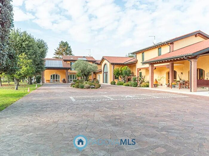 Casa con 6 locali in vendita in Via Nespolaro, Rubano