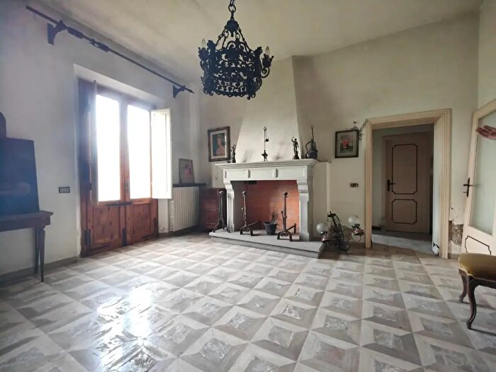 Casa con 8 locali in vendita in Empoli