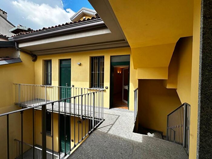 Appartamento trilocale in affitto in Via Madonnina, Brera, Milano