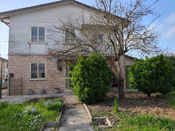 Casa con 11 locali in vendita in Via Silvano Benini, Copparo