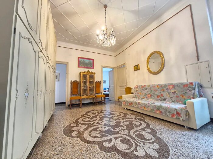 Appartamento con 7 locali in affitto in Via Pisacane, Genova