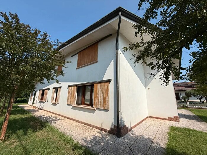 Casa con 5 locali in vendita in Schivenoglia