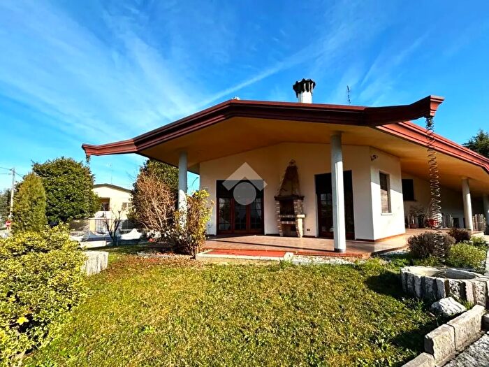 Casa con 8 locali in vendita in Via Liguria, San Biagio Di Callalta