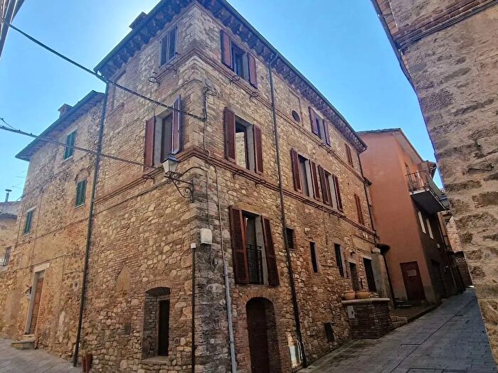 Appartamento con 9 locali in vendita in Centro Storico, Marsciano