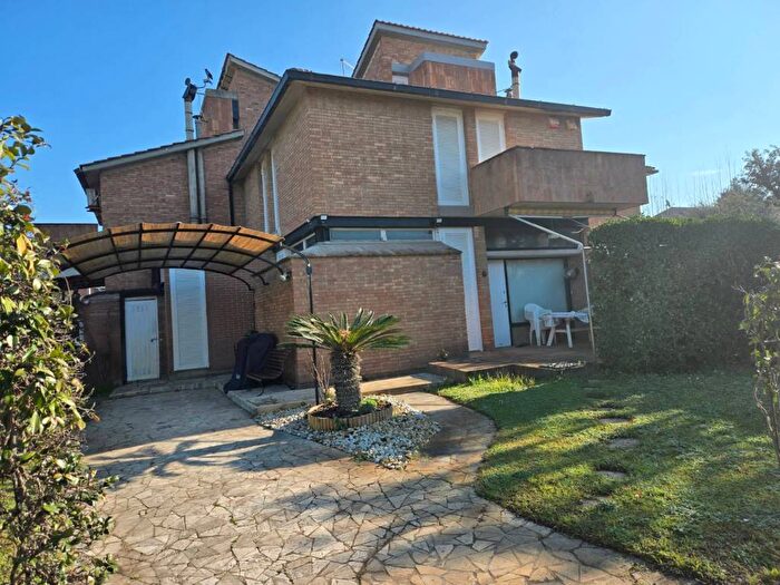 Casa con 6 locali in affitto in Viale Viareggio, Fregene, Fiumicino