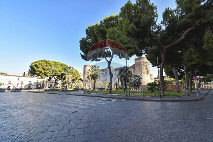 Casa con 6 locali in vendita in Piazza Federico di Svevia, Catania