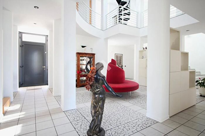 Casa con 9 locali in vendita in Via Malanotte, Cesena