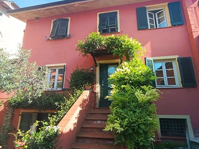 Casa con 8 locali in vendita in Borgo A Mozzano