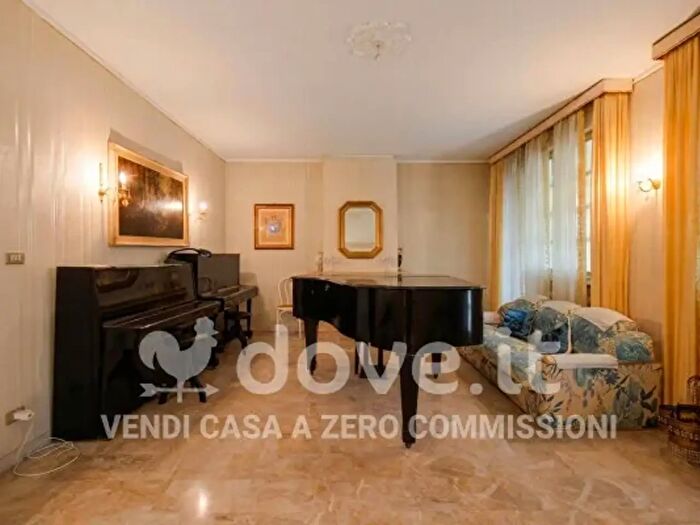 Casa con 6 locali in vendita in Via Fermi, Cento