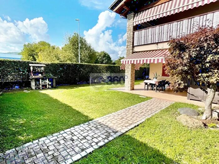 Appartamento trilocale in vendita in Via Urini, Capriolo