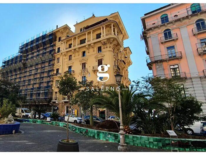 Appartamento con 7 locali in vendita in Corso Giuseppe Garibaldi, Salerno