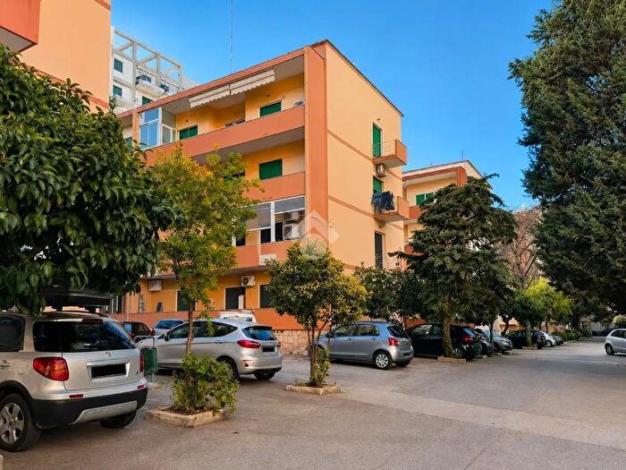 Appartamento con 5 locali in vendita in Via Gaetano Postiglione, Bari