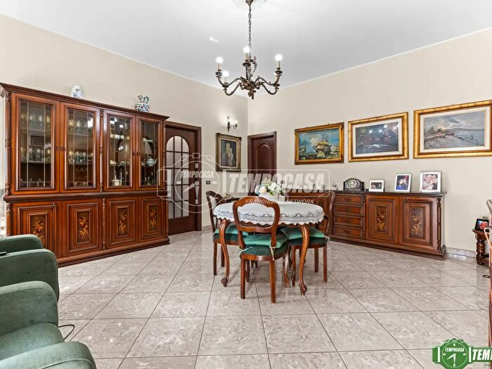Appartamento quadrilocale in vendita in Viale Francesco Crispi a, Milano