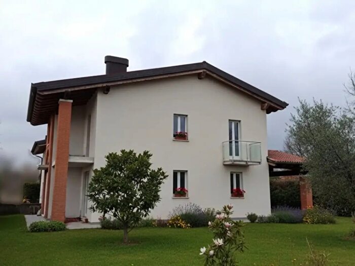 Casa con 7 locali in vendita in Cassola
