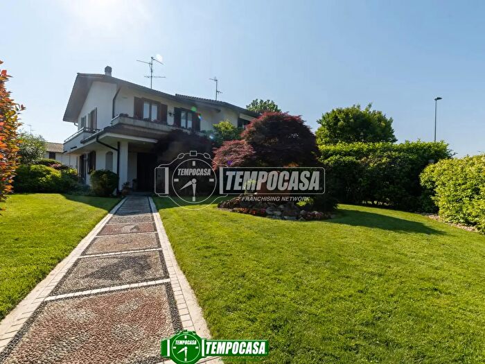 Casa quadrilocale in vendita in Via Privata Fratelli Rosselli, Burago Di Molgora