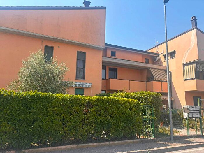 Appartamento trilocale in affitto in Via Giovanni Pascoli, Bardello con Malgesso e Bregano