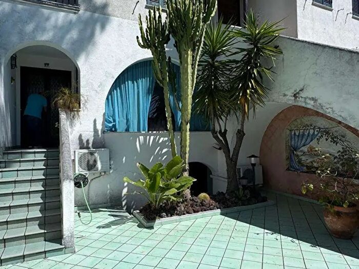 Casa con 5 locali in vendita in Ischia