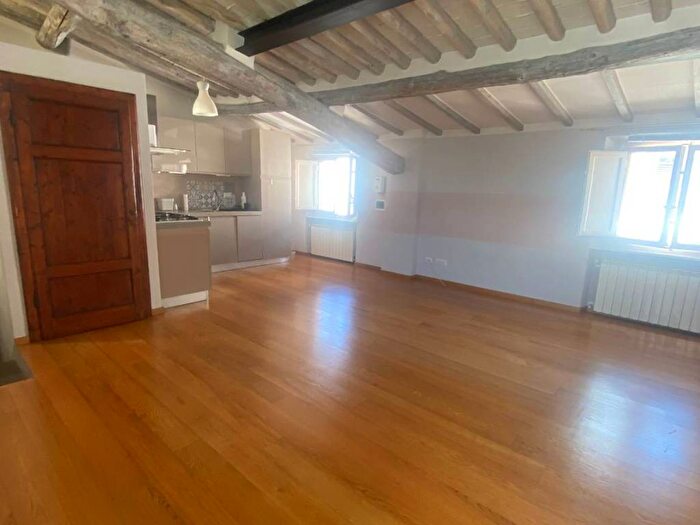 Appartamento trilocale in affitto in Piazza San Pietro Somaldi, Piazza Anfiteatro Torre Guinigi, Lucca