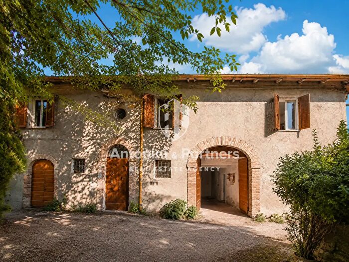 Casa con 12 locali in vendita in Vocabolo Capertame, Massa Martana