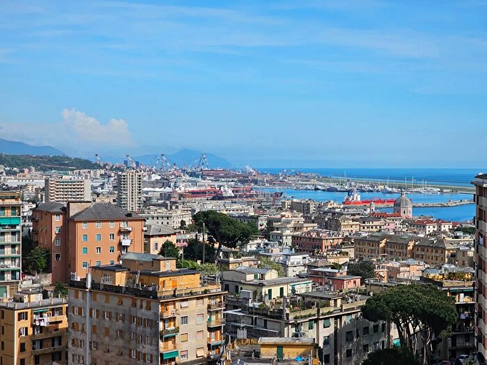 Appartamento trilocale in vendita in Piazzale dei Glicini, Genova