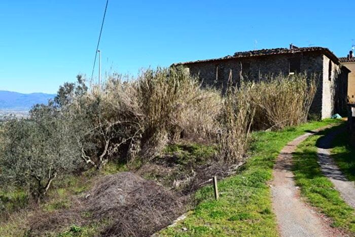 Casa con 10 locali in vendita in Quarrata