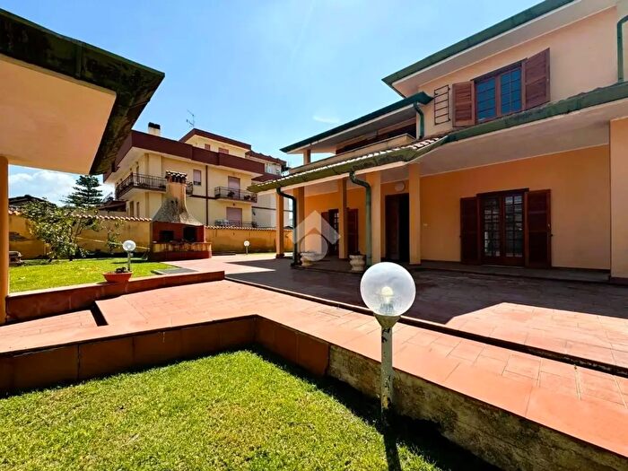 Casa con 6 locali in vendita in Via dei Lecci, Cisterna Di Latina