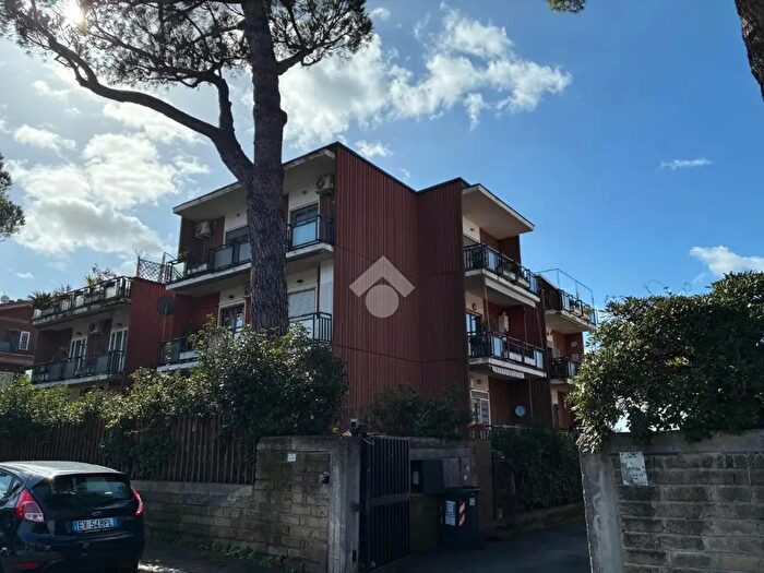 Appartamento quadrilocale in vendita in Via Gravina di Puglia, Roma