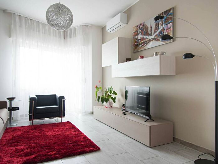 Appartamento trilocale in affitto in Via delle Genziane, Primaticcio, Milano