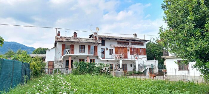 Casa con 10 locali in vendita in Luserna San Giovanni