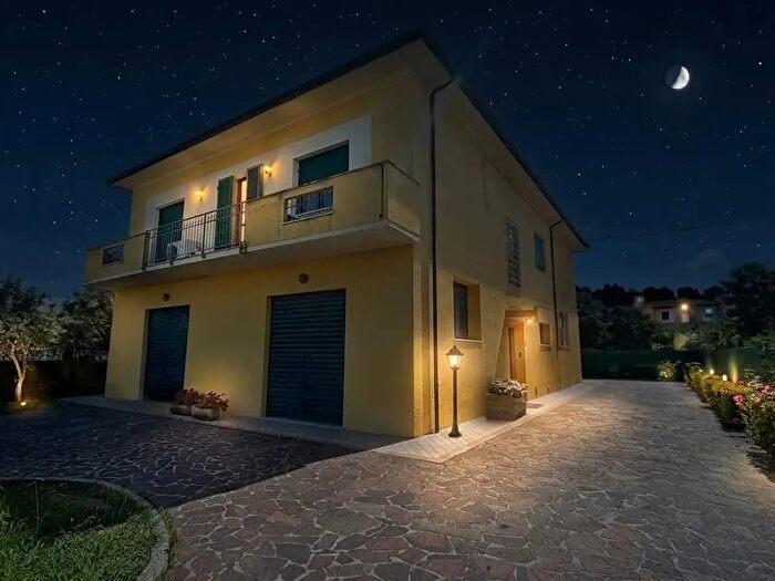 Casa con 8 locali in vendita in Cascina