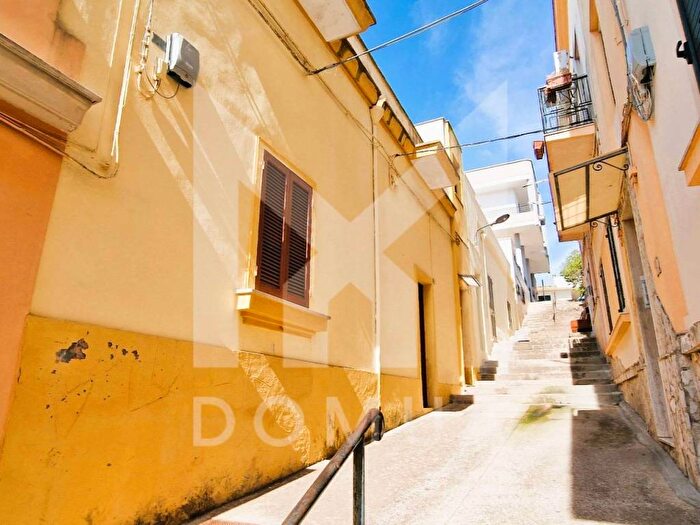 Casa quadrilocale in vendita in Vico Guglielmo Oberdan, Centro, Parabita