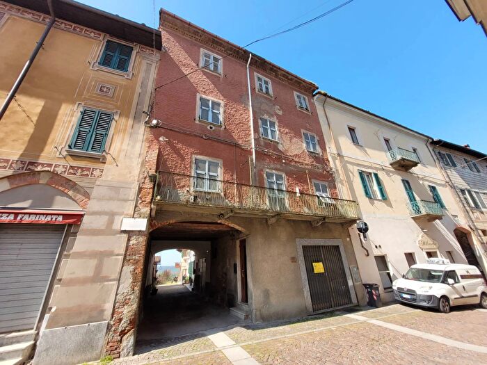 Casa con 7 locali in vendita in Piazza Garibaldi, Capriata DOrba