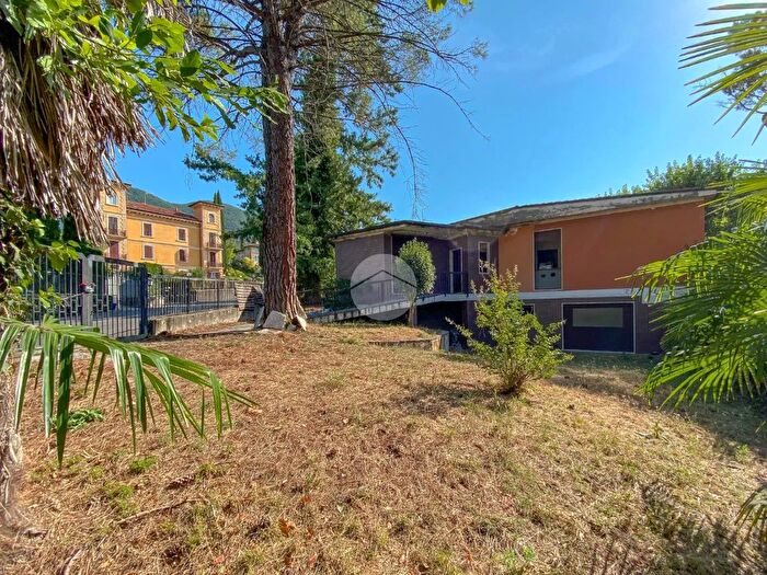 Casa con 6 locali in vendita in Via Roma, Gardone Riviera