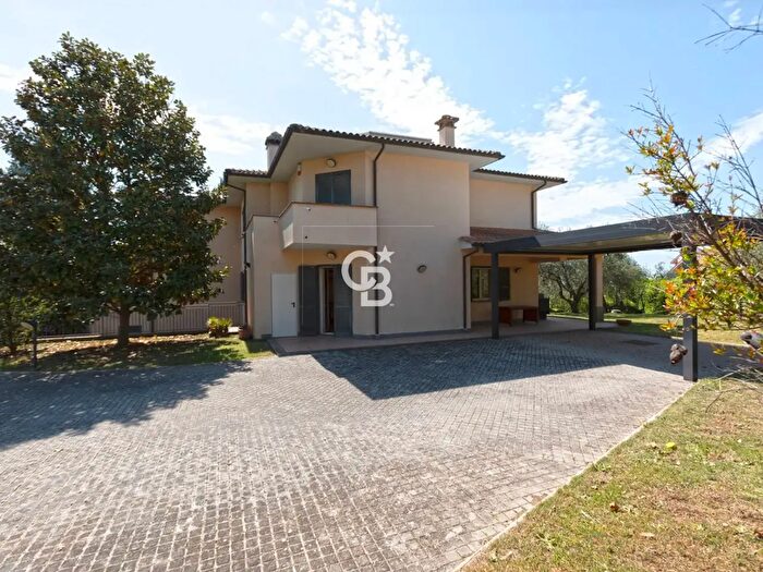 Casa quadrilocale in vendita in Via dei Peschi, Vetralla