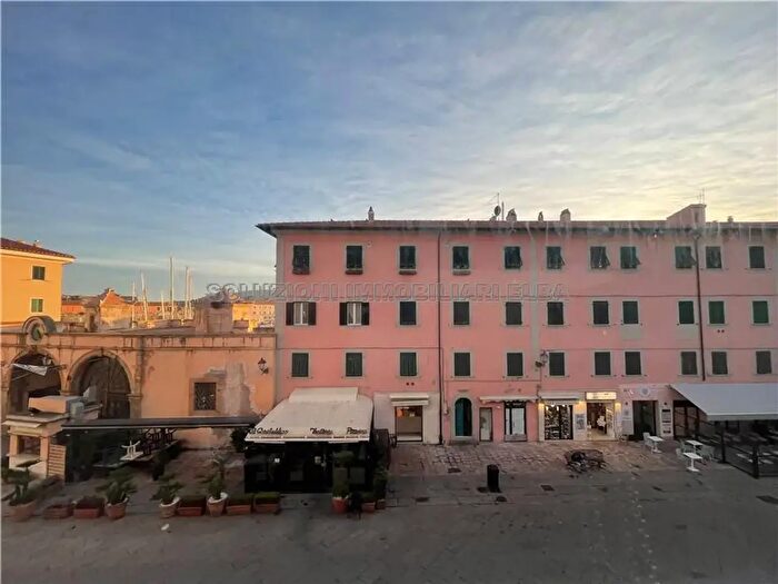 Appartamento quadrilocale in vendita in PZza Cavour, Portoferraio