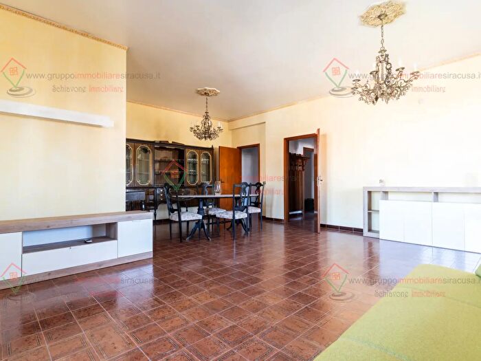 Appartamento con 5 locali in affitto in Siracusa