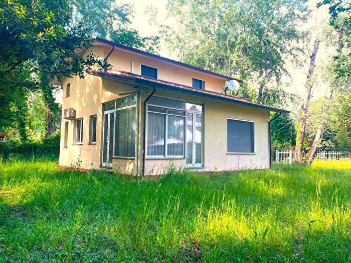 Casa con 5 locali in vendita in Massa