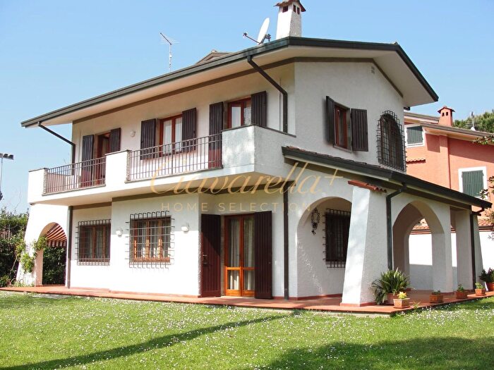 Casa con 6 locali in vendita in Forte Dei Marmi