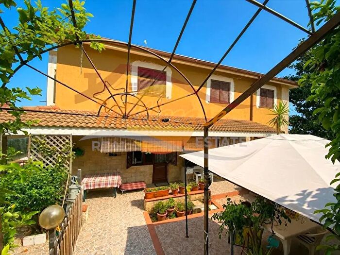 Casa con 8 locali in vendita in Via Priamo, Siracusa